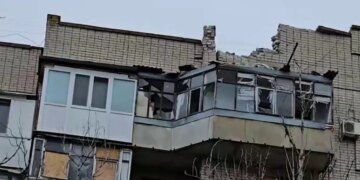 Россияне обстреляли многоэтажный дом в Корабельном районе Херсона. ВИДЕО