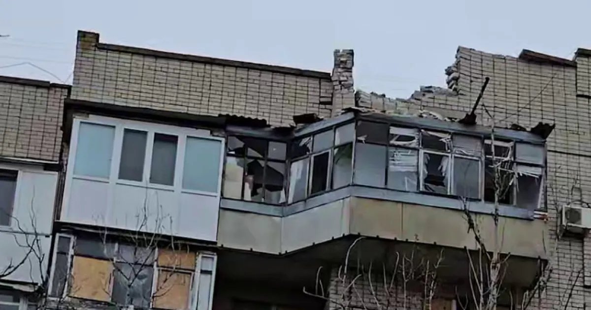 Россияне обстреляли многоэтажный дом в Корабельном районе Херсона. ВИДЕО