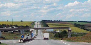 Аварія на Київщині: чоловік опинився під колесами авто на трасі