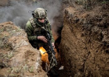 “Просто делаешь свою работу”: что думают военные в окопах о мирных переговорах с РФ