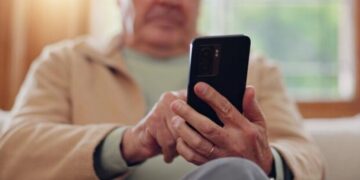 Без смартфона и интернета: как пенсионерам оформить карту кешбека через банк или Укрпочту