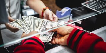 В феврале валютные депозиты украинцев увеличились до самого высокого уровня за почти 10 лет, в то же время объем наличной гривны на руках достиг беспрецедентных ₴868,8 млрд.