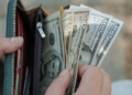 Доллар бьет рекорды: курс в обменниках пробил новую психологическую отметку