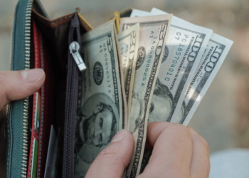 Доллар бьет рекорды: курс в обменниках пробил новую психологическую отметку