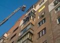 Небезпечні розваги підлітків: на Київщині рятувальники зняли дитину з даху балкону дев’ятого поверху, – ФОТО