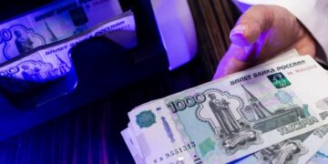 Банковская система РФ на грани краха: россияне массово снимают деньги со счетов, ограничивая способность банков финансировать войну посредством выкупа военных облигаций.