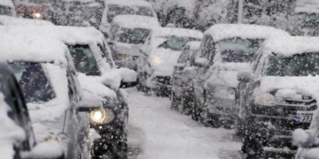 Київ у великих заторах: колони спецтехніки блокують дорожній рух, – ФОТО