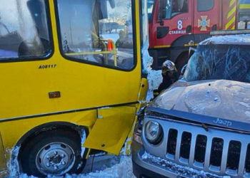 Дитячі крики і розбите скло: на Київщині шкільний автобус зупинився від удару, – ФОТО