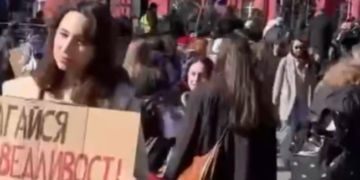 Заклики про захист: у центрі Києва зібралось близько 1000 жінок, – ФОТО