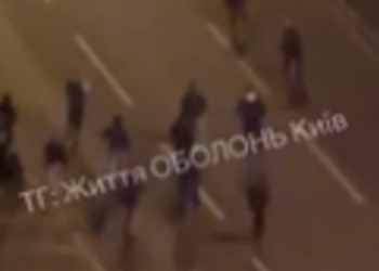 Алкоголь, крики і удари: в Києві посеред дороги сталась масована бійка, – ВІДЕО