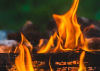 “Вогняна куля” біля будинку: на Київщині виявили палаючий предмет