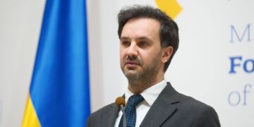 “На воре шапка горит”: в МИД высмеяли истерики Сийярто по поводу денег Ощадбанка