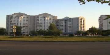 Попросили цигарку й напали: у Києві чоловіка побили та пограбували посеред вулиці