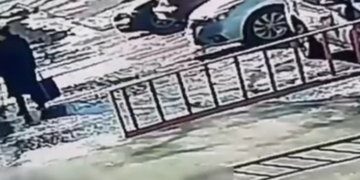 Штовхнув і бив ногами: у Києві чоловік тяжко травмував пенсіонерку, – ВІДЕО