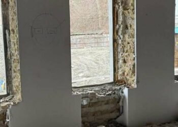 Поділ на межі втрати: історичну будівлю нищать прямо зараз