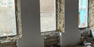 Поділ на межі втрати: історичну будівлю нищать прямо зараз