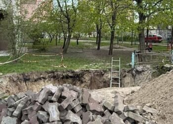 Вода, темрява і провал: у Києві дівчина травмувалась у відкритій ямі