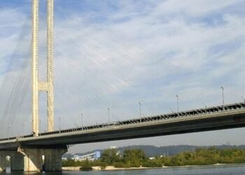 Водіям приготуватись: у Києві обмежать рух одним із мостів