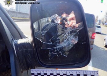 У Києві чоловік через дорожній конфлікт розбив дзеркало в авто військового і відібрав телефон, його затримали