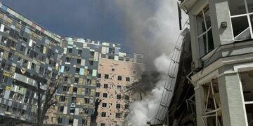 Харьков подвергся ракетному удару: в городе повреждены высотные здания, есть жертвы