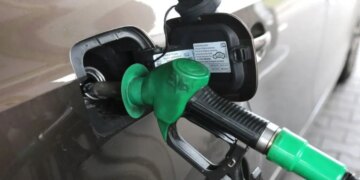 Удар по карману: стоимость топлива на АЗС уже готова пробить исторический потолок