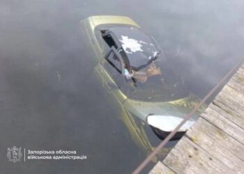 Вибухова хвиля відкинула автомобіль у річку під час атаки на Запоріжжя, є загиблий
