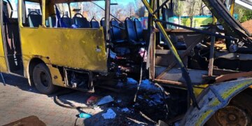 росія вдарила дроном по маршрутці в Нікополі, троє загиблих і 12 поранених
