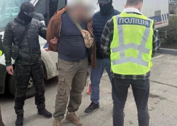 Через ліс з інструкціями та запрограмованим GPS: у Києві викрили схему переправлення чоловіків до ЄС через білорусь