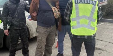 Через ліс з інструкціями та запрограмованим GPS: у Києві викрили схему переправлення чоловіків до ЄС через білорусь