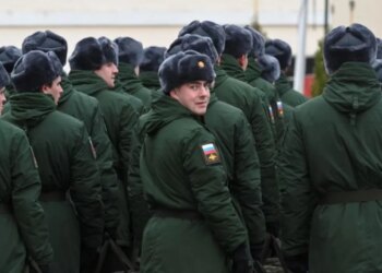 Контракт или отчисление: Кремль безуспешно пытается загнать двоечников на фронт