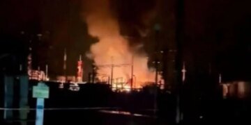 После атаки дронов в Крымске на нефтебазе вспыхнул пожар. ВИДЕО