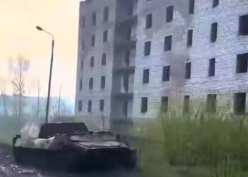 Полная катастрофа: улицы Часова и Яру пусты, дома превратились в руины. ВИДЕО