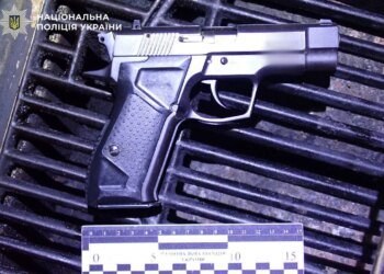 У Києві чоловік влаштував стрілянину на вулиці, є поранена