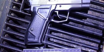 У Києві чоловік влаштував стрілянину на вулиці, є поранена