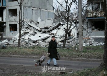 Серед розбитих будинків – люди: як виглядає зруйноване Білозерське