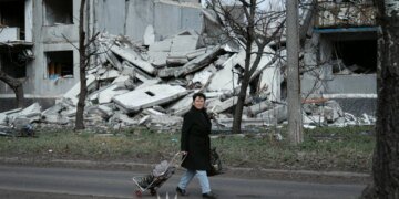 Серед розбитих будинків – люди: як виглядає зруйноване Білозерське