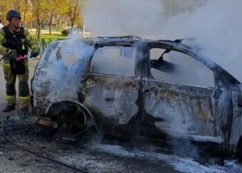 В Херсоне вражеский дрон попал в легковой автомобиль: есть пострадавшие