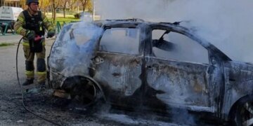 В Херсоне вражеский дрон попал в легковой автомобиль: есть пострадавшие