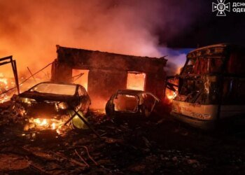В Одесской области после удара со стороны РФ сгорели автобусы и автомобили: повреждены дома. ФОТО