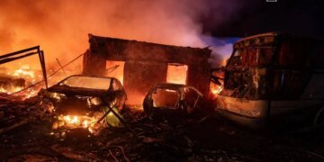 В Одесской области после удара со стороны РФ сгорели автобусы и автомобили: повреждены дома. ФОТО