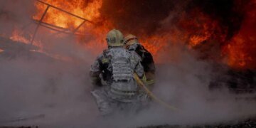 російські дрони тричі атакували промислову зону в Сумах – виникли пожежі