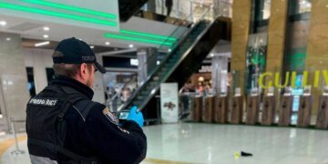 Чоловік загинув після падіння з п'ятого поверху у ТРЦ на столичному Печерську – поліція