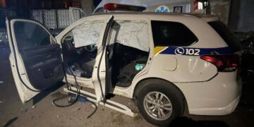 Поліцейські потрапили під повторний удар під час атаки рф балістикою у Києві – відео перших хвилин