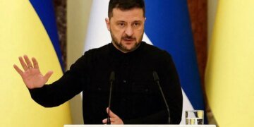 Переводчик Зеленского забыл выключить гарнитуру и “прославился”. ВИДЕО