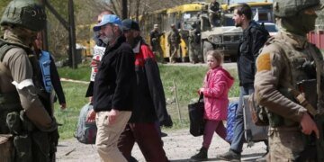 Из Варшавы в Минск “более 10 микроавтобусов ежедневно”: как украинцы возвращаются на оккупированные территории