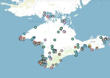 У Севастополі повідомляють про масовану атаку та вибухи, працює росППО