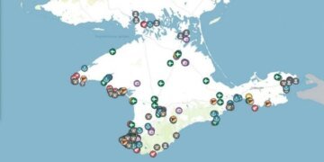 У Севастополі повідомляють про масовану атаку та вибухи, працює росППО