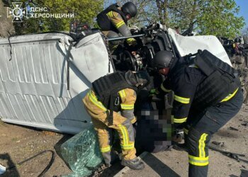 ДСНС показала кадри після удару російського дрона по авто в Херсоні