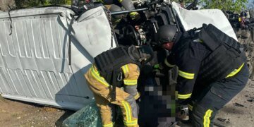 ДСНС показала кадри після удару російського дрона по авто в Херсоні