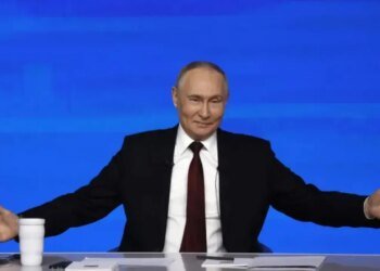 Карточный домик Путина: разведка сообщает, что Россия живет в долг